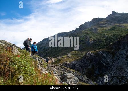 Wanderer auf dem Savage River Trail; Denali National Park and Preserve, Interior Alaska, Alaska, Vereinigte Staaten von Amerika Stockfoto