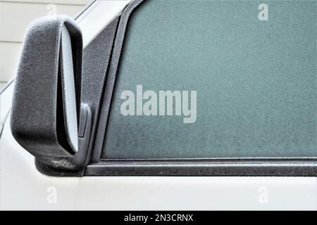 Frost an Seitenscheibe und Außenspiegel des Fahrzeugs; Sitka, Alaska, Vereinigte Staaten von Amerika Stockfoto