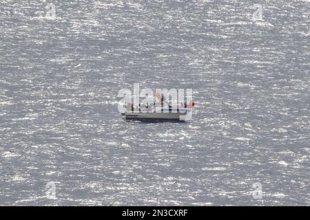 23 ausgetrocknete algerische Männer, eingesperrt, nachdem sie auf ihrem Boot, das im Mittelmeer treibt, 100 Meilen von Land entfernt, Energie verloren hatten, August 2022. Stockfoto