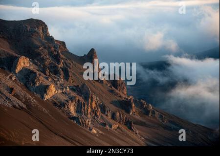 Am frühen Morgen im Haleakala-Krater. Der Krater ist Teil des Haleakalā-Nationalparks auf der Insel Maui im Bundesstaat Hawaii. Es ist n... Stockfoto