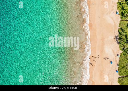 Blick direkt über der Küste und Surfen mit türkisfarbenem Wasser und tropischem Keawakapu Beach auf Maui, Hawaii, USA Stockfoto