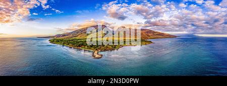 Sonnenuntergang über dem Pazifischen Ozean mit rosa Farbtönen über den West Maui Mountains in Olowalu; Maui, Hawaii, Vereinigte Staaten von Amerika Stockfoto