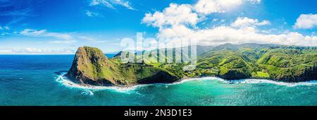 Üppiges Laub auf der Nordseite von West Maui mit Blick auf die einsame malerische Gemeinde Kahakuloa, Hawaii, USA Stockfoto