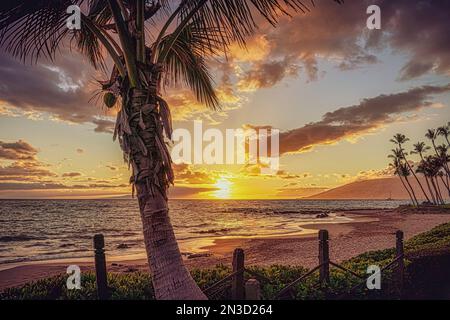 Keawakapu Beach bei Sonnenuntergang auf der Insel Maui, Hawaii, USA; Maui, Hawaii, Vereinigte Staaten von Amerika Stockfoto