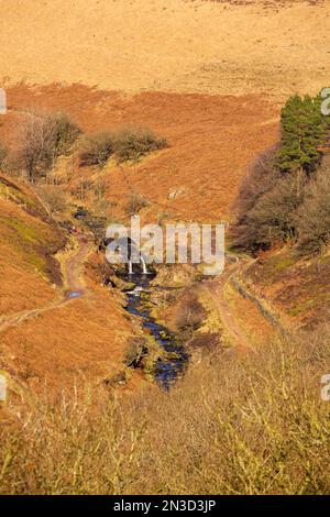 Die Packhorse-Brücke über den Fluss Dane am Three Shires Head auf dem AX Edge Moor, wo sich Chishire, Derbyshire und Staffordshire im Peak District treffen Stockfoto