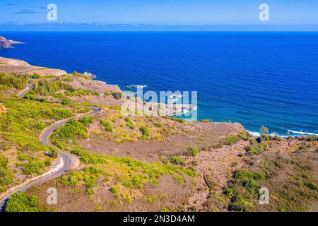 Die gewundene Straße und die zerklüftete Küste von Waihee Ridge in den West Maui Mountains; Maui, Hawaii, Vereinigte Staaten von Amerika Stockfoto