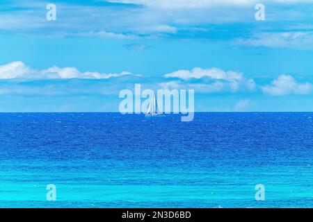 Einsames Segelboot in der Mitte des blauen Pazifischen Ozeans an einem wunderschönen sonnigen Tag vor der Küste von Lahaina; Maui, Hawaii, Vereinigte Staaten von Amerika Stockfoto