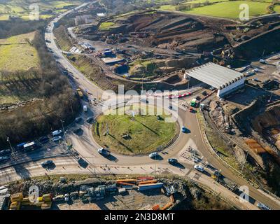 Luftaufnahme eines Kreisverkehrs und wichtiger Straßenarbeiten in Abschnitt 5 der A465 „Heads of the Valley“ Road in South Wales, Großbritannien Stockfoto