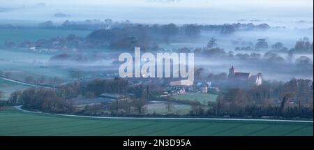 Der Morgennebel schlängelt sich geisterhaft durch ein abgelegenes Dorf im Süden Englands; Lewes, East Sussex, England, Vereinigtes Königreich Stockfoto