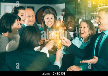 Internationale Gruppe von Geschäftsleuten, die mit Champagner toasten, h Stockfoto