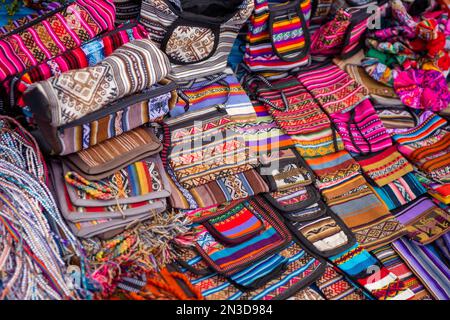 Mehrere Souvenirs aus Peru zum Verkauf Stockfoto