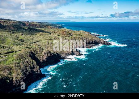 Luftaufnahme der zerklüfteten Küste entlang des Pazifischen Ozeans an der Kahakuloa Bay auf der Nordseite von West Maui; Maui, Hawaii, Vereinigte Staaten von Amerika Stockfoto