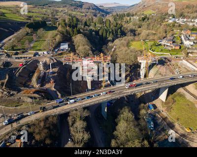 MERTHYR TYDFIL, WALES - FEBRUAR 06 2023: Luftaufnahme der wichtigsten Straßenbauarbeiten und Bau von Abschnitt 5 des modernisierten Roa A465 „Heads of the Valley“ Stockfoto