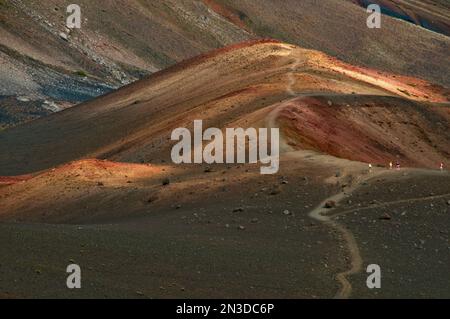 Menschen, die auf den vulkanischen Aufstiegen im Hauptkrater des Haleakala-Nationalparks wandern, Maui, Hawaii, Vereinigte Staaten von Amerika Stockfoto