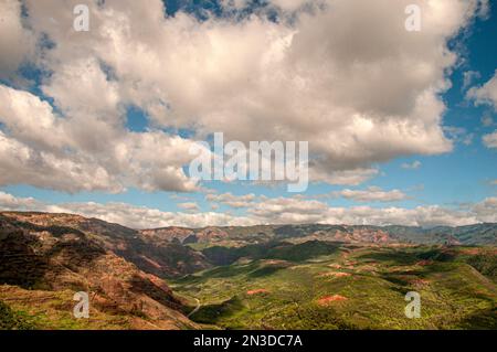 Sonne und Wolken prägen den Waimea Canyon auf der hawaiianischen Insel Kauai; Kauai, Hawaii, Vereinigte Staaten von Amerika Stockfoto