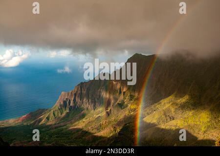 Rainbow over Pu'u o Kila Lookout auf Kauai, eine spektakuläre Lage, die einen Panoramablick auf das Kalalau Valley im Waimea Canyon bietet Stockfoto