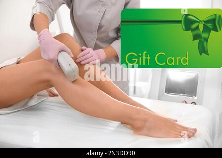 Geschenkgutschein für den Schönheitssalon. Junge Frau, die sich einer Laser-Haarentfernung unterziehen muss, Nahaufnahme Stockfoto