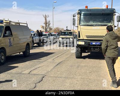 Ghadames, Libyen. 7. Februar 2023. Mitarbeiter der libyschen Abteilung für illegale Einwanderungskontrolle werden am 6. Februar 2023 in der Grenzstadt Ghadames, Libyen, gesehen. Die libysche Abteilung für die Kontrolle der illegalen Einwanderung erklärte am Dienstag, dass Libyen plant, alle geschlossenen Grenzübergänge wieder zu öffnen. Kredit: Hamza Turkia/Xinhua/Alamy Live News Stockfoto