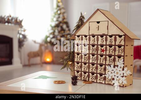 Adventskalender in Holzform im Zimmer, das für Neujahr dekoriert wurde Stockfoto