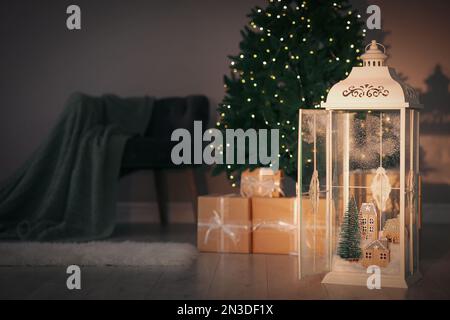 Alte Holzlaterne mit wunderschöner Weihnachtszusammensetzung auf dem Innenboden. Platz für Text Stockfoto