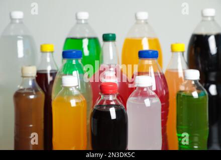 Flaschen mit alkoholfreien Getränken auf grauem Hintergrund Stockfoto