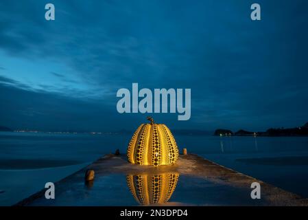 Der Naoshima-Kürbis ist eine Skulptur in Form eines riesigen schwarzen und gelben, mit Polka gepunkteten Kürbis des gefeierten Künstlers Yayoi Kusama. Es hat... Stockfoto