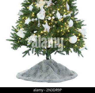 Dekorierter Weihnachtsbaum mit Kunstpelzrock isoliert auf Weiß Stockfoto