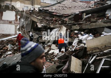 Gaziantep, Türkei. 6. Februar 2023. Gaziantep, Türkei. 06. Februar 2023 Rettungskräfte werden eingesetzt, um Menschen zu retten, die nach einem Erdbeben der Stärke 7,8 in der Südtürkei unter den Trümmern in Gaziantep gefangen sind. Nach Angaben türkischer Beamter wurden nach dem Beben am frühen Montag mindestens 284 Menschen in der Türkei getötet und mehr als 2300 verletzt. Das Erdbeben traf auch den Nordwesten Syriens, wo 230 Menschen vermutlich gestorben sind (Kreditbild: © Muhammad ATA/IMAGESLIVE via ZUMA Press Wire), NUR REDAKTIONELLE VERWENDUNG! Nicht für den kommerziellen GEBRAUCH! Stockfoto