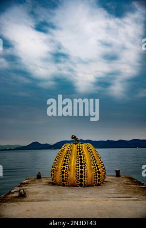 Der Naoshima-Kürbis ist eine Skulptur in Form eines riesigen schwarzen und gelben, mit Polka gepunkteten Kürbis des gefeierten Künstlers Yayoi Kusama. Es hat... Stockfoto