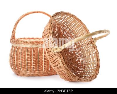 Zwei dekorative Korbkörbe auf weißem Hintergrund Stockfoto