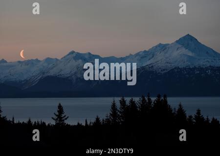 Mondaufgang über der Kachemak Bay und den Kenai Mountains, Alaska, USA; Homer, Alaska, Vereinigte Staaten von Amerika Stockfoto