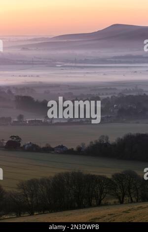 Der Sonnenaufgang wirft Pastelltöne über eine Morgennebel-Inversion, die über der englischen Landschaft liegt; Lewes, East Sussex, England, Großbritannien Stockfoto