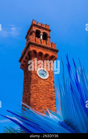 Glockenturm (Campanile Santo Stefano) und Kometenglassterne (Cometa di Vetro) im Campo Santo Stefano auf der Insel Murano in Veneto Stockfoto