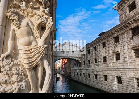 Legendär, Seufzerbrücke über dem Rio di Palazzo, zwischen Dogenpalast und Gefängnissen mit einer Gondel, die darunter verläuft, und Reliefskulpturen auf dem... Stockfoto