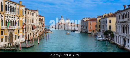 Blick auf die Stadt Venedig und den Canal Grande mit Chiesa Santa Maria della Salute an der Punta della Dogana, von der Accademia-Brücke... Stockfoto