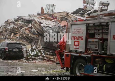 Gaziantep, Türkei. 6. Februar 2023. Gaziantep, Türkei. 06. Februar 2023 Rettungskräfte werden eingesetzt, um Menschen zu retten, die nach einem Erdbeben der Stärke 7,8 in der Südtürkei unter den Trümmern in Gaziantep gefangen sind. Nach Angaben türkischer Beamter wurden nach dem Beben am frühen Montag mindestens 284 Menschen in der Türkei getötet und mehr als 2300 verletzt. Das Erdbeben traf auch den Nordwesten Syriens, wo 230 Menschen vermutlich gestorben sind (Kreditbild: © Muhammad ATA/IMAGESLIVE via ZUMA Press Wire), NUR REDAKTIONELLE VERWENDUNG! Nicht für den kommerziellen GEBRAUCH! Stockfoto