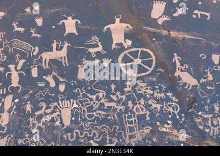 Einige der Petroglyphen der Zeitung Rock State Historic Monument im Canyonlands National Park. Unbekannt, wann oder warum die Zeichnungen erstellt wurden Stockfoto
