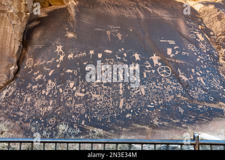Einige der Petroglyphen der Zeitung Rock State Historic Monument im Canyonlands National Park. Unbekannt, wann oder warum die Zeichnungen erstellt wurden Stockfoto