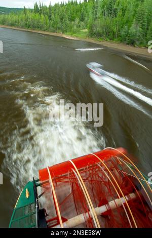 Blick auf das in Bewegung befindliche Schaufelrad und das Wachen des Bootes entlang des Chena River auf der River Boat Discovery Tour Stockfoto