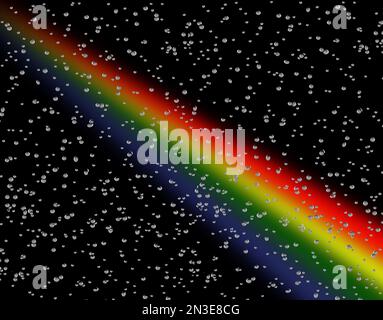 Regentropfen auf einer Glasscheibe sind mit einem Regenbogen im Hintergrund zu sehen. Stockfoto