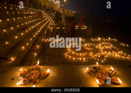 In den Ghats in Varanasi versammeln sich die Menschen für Dev Deepawali, bei denen nachts Kerzen angezündet werden, um das Kartik Poornima-fest zu feiern Stockfoto