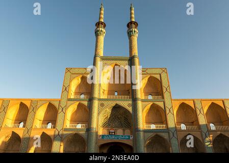 Jamesh-Moschee von Yazd, die das goldene Sonnenlicht vor einem blauen Himmel reflektiert; Yazd-Stadt, Yazd-Provinz, Iran Stockfoto