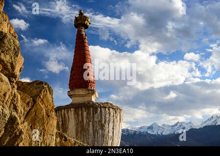 Nahaufnahme einer Stupa eines tibetischen buddhistischen Gompa mit schneebedeckten Bergen im Hintergrund; Jammu und Kaschmir, Indien Stockfoto