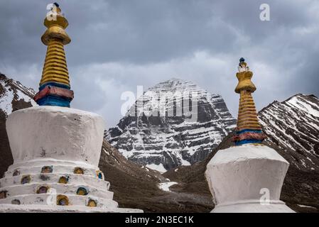 Blick auf den schneebedeckten Mount Kailash, die Achse Mundi, das Zentrum der Welt, mit Stupa-Zinnen im Vordergrund Stockfoto