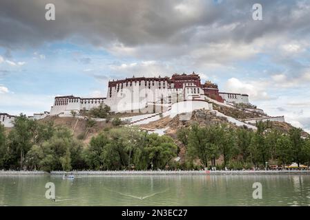 Rückansicht des Potala-Palastes, einst der Winterpalast der Dalai Lamas, mit Drachenkönig-See im Vordergrund Stockfoto