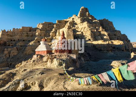 Ruinen des Königreichs Guge mit Gebetsfahnen in der Berglandschaft des Sutlej-Tals im Himalaya Stockfoto