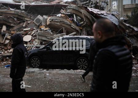 Gaziantep, Türkei. 6. Februar 2023. Gaziantep, Türkei. 06. Februar 2023 Rettungskräfte werden eingesetzt, um Menschen zu retten, die nach einem Erdbeben der Stärke 7,8 in der Südtürkei unter den Trümmern in Gaziantep gefangen sind. Nach Angaben türkischer Beamter wurden nach dem Beben am frühen Montag mindestens 284 Menschen in der Türkei getötet und mehr als 2300 verletzt. Das Erdbeben traf auch den Nordwesten Syriens, wo 230 Menschen vermutlich gestorben sind (Kreditbild: © Muhammad ATA/IMAGESLIVE via ZUMA Press Wire), NUR REDAKTIONELLE VERWENDUNG! Nicht für den kommerziellen GEBRAUCH! Stockfoto