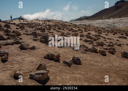 Sehenswürdigkeiten in der Nähe der Dampfdüsen entlang des Námaskarð Pass Area, einer geothermischen Region auf dem Berg Námafjall in Nord-Island, wo... Stockfoto