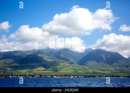 Lahaina Harbor und West Maui Mountains vom Wasser aus gesehen; Lahaina, Maui, Hawaii, Vereinigte Staaten von Amerika Stockfoto