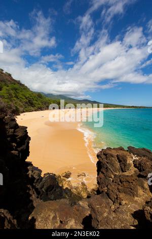 Menschen genießen den Sand und das türkisfarbene Wasser am Makena Beach, Oneloa (Big Beach); Makena, Maui, Hawaii, Vereinigte Staaten von Amerika Stockfoto